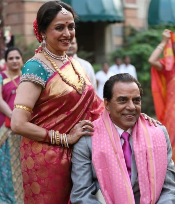 Hema Malini pays Heartfelt Tribute as Fans mourn Dharmendra