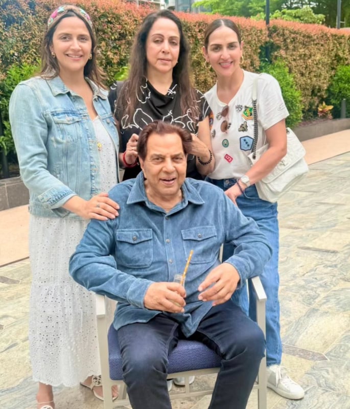 Hema Malini pays Heartfelt Tribute as Fans mourn Dharmendra