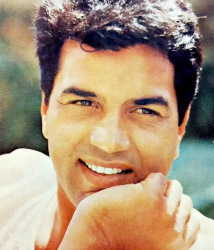 Hema Malini pays Heartfelt Tribute as Fans mourn Dharmendra