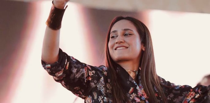 Sehar Gul Khan gets Trolled for 'Poor' Live Performance f