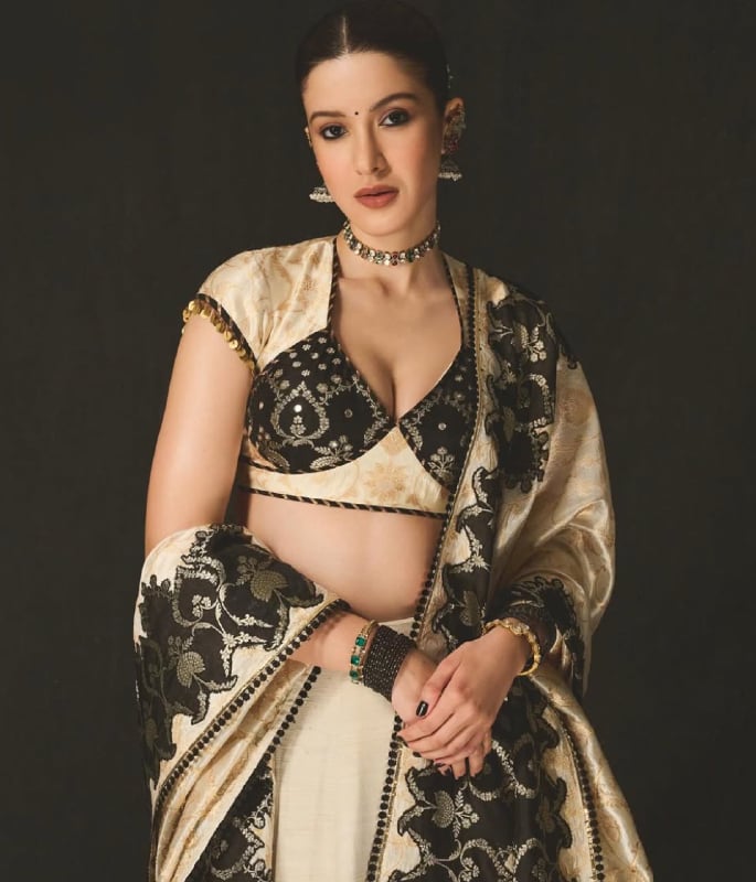 Shanaya Kapoor wows in Mayyur Girotra Gujarati Lehenga 