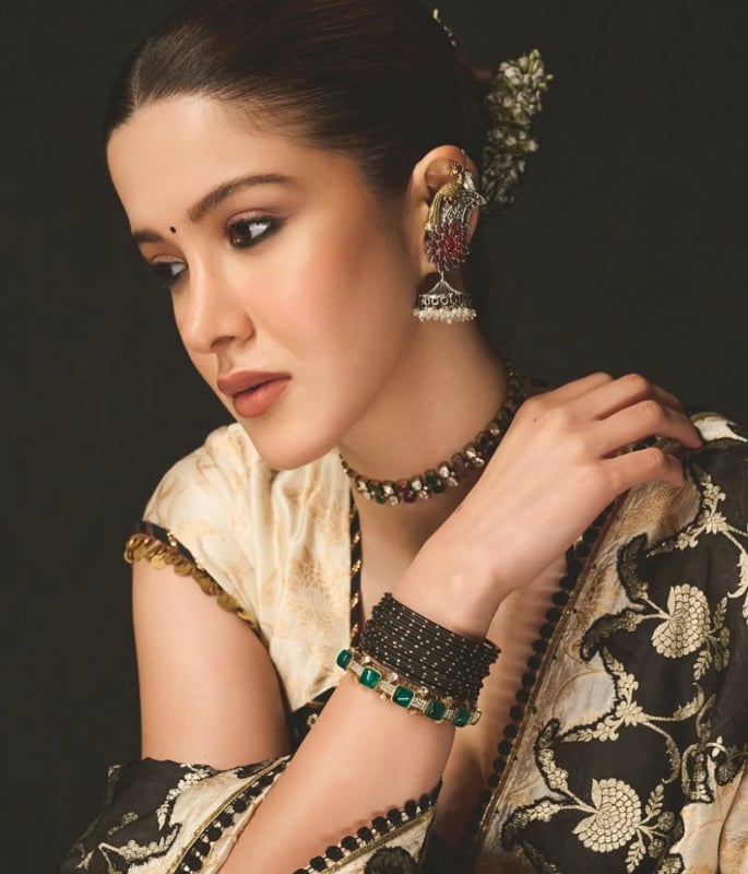 Shanaya Kapoor wows in Mayyur Girotra Gujarati Lehenga 