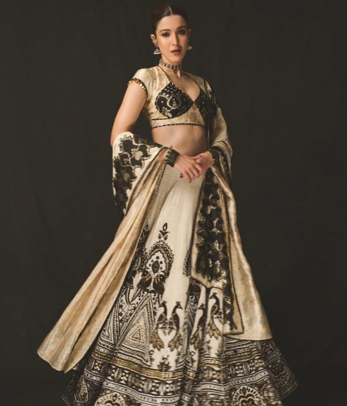 Shanaya Kapoor wows in Mayyur Girotra Gujarati Lehenga 
