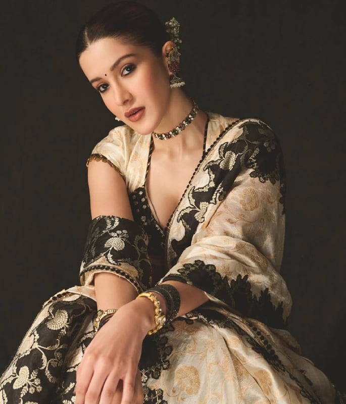 Shanaya Kapoor wows in Mayyur Girotra Gujarati Lehenga 