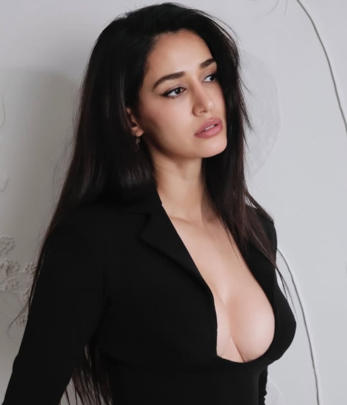 Disha Patani Turns Heads at 'Gustaakh Ishq' Premiere