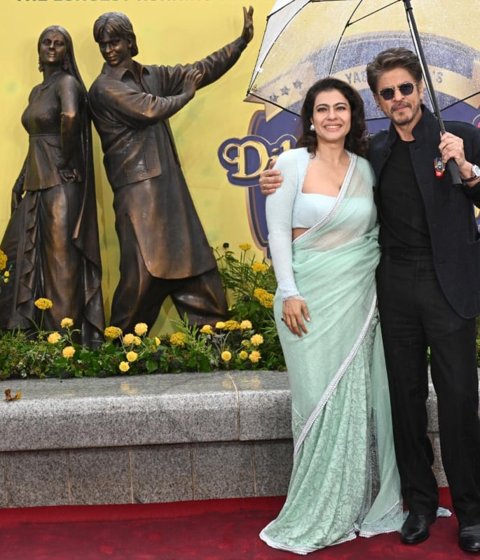 Shah Rukh Khan & Kajol unveil 'DDLJ' Bronze Statue in London 