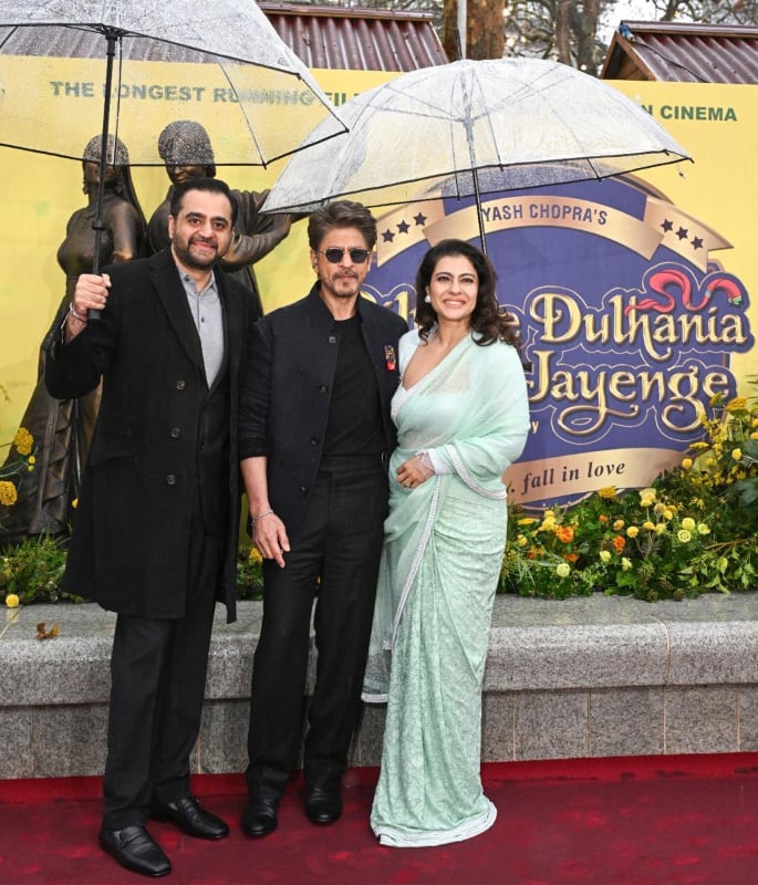 Shah Rukh Khan & Kajol unveil 'DDLJ' Bronze Statue in London 