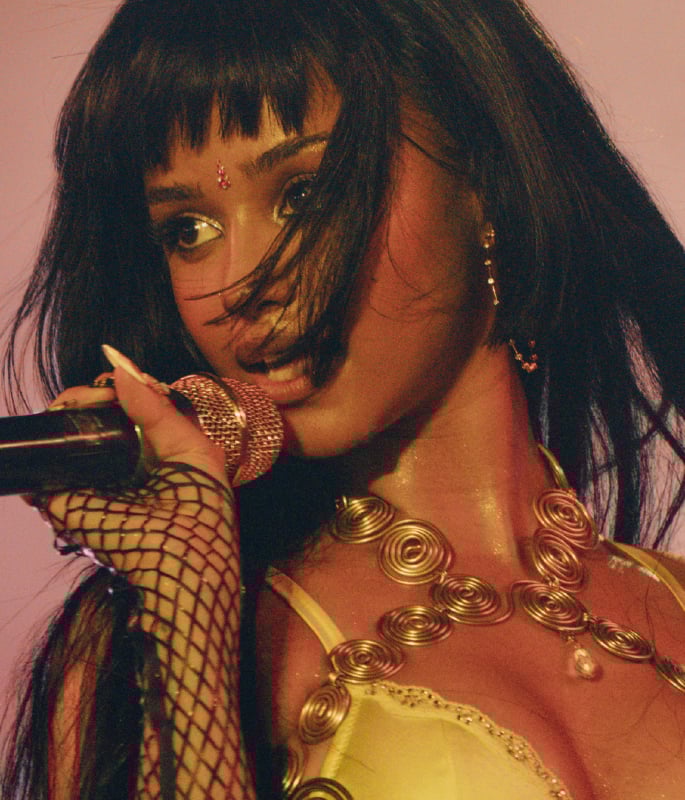 Tyla wins over Mumbai with High-Energy Debut Set 4