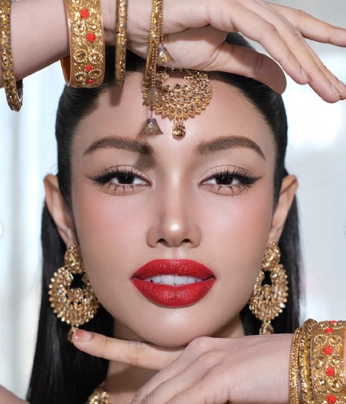 Veena Praveenar Singh shines in Traditional Saree Look F