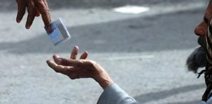 Street Begging Pays More Than a 9-5 in Pakistan f