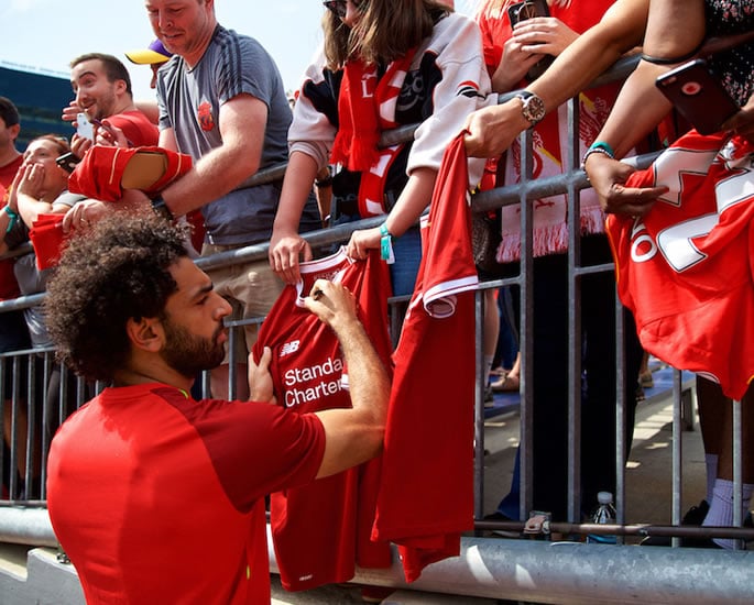 The Growing Problem of Autograph Hunters in Football 2