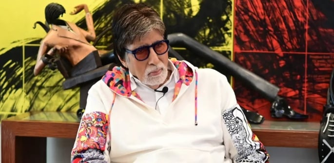 Amitabh Bachchan Slips and Falls During KBC 18 Shoot f